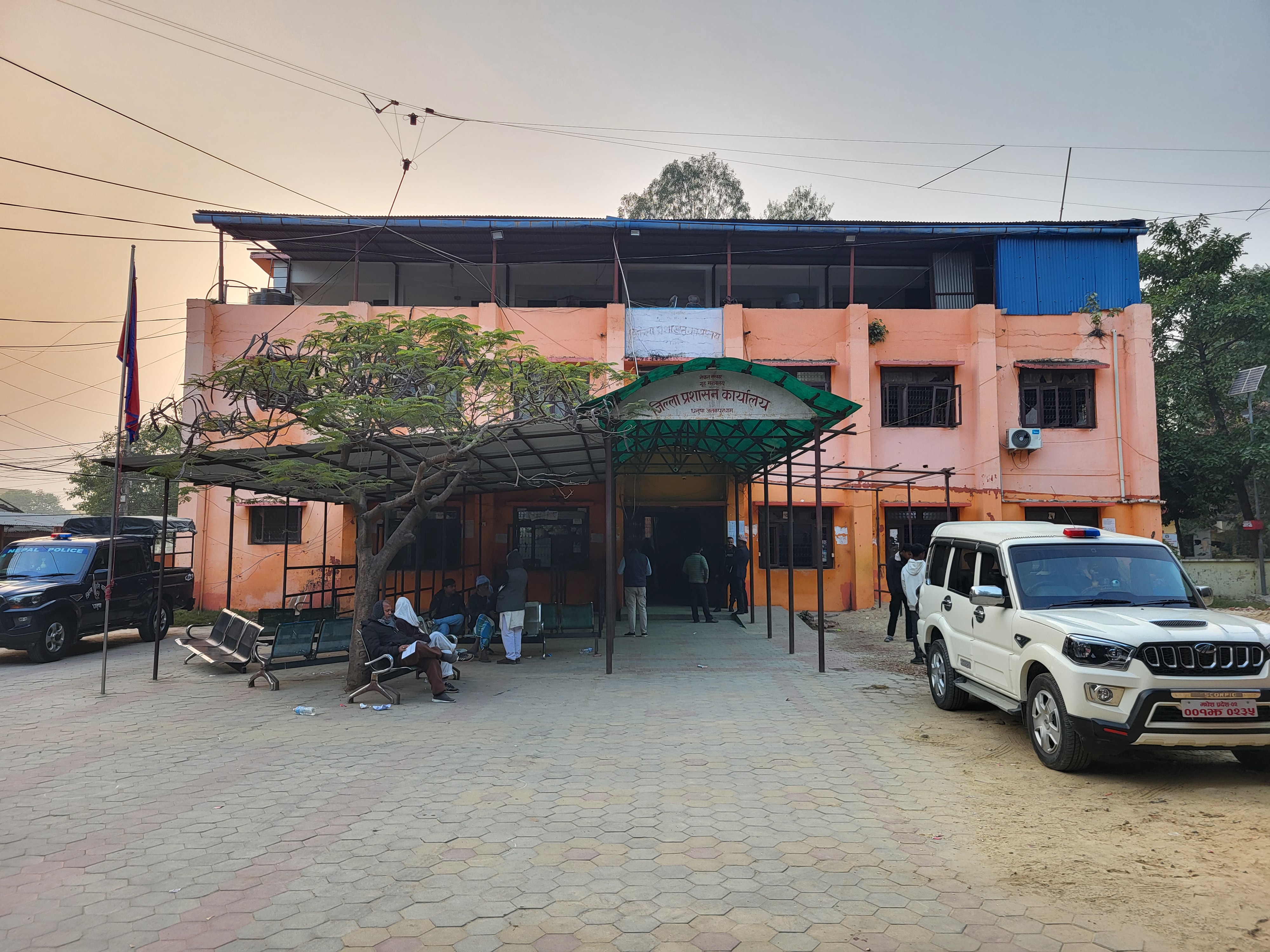 जिल्ला प्रशासनले भन्यो, 'लाइसेन्स लिएर राखेको  हातहतियार माघ २० गतेभित्र बुझाउनु'